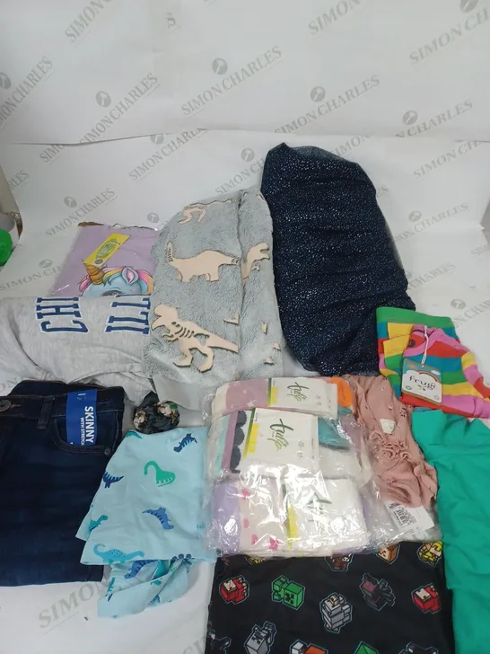 LOT OF ASSORTED KIDS CLOTHING ITEMS TO INCLUDE PYJAMAS, T-SHIRTS AND TROUSERS 