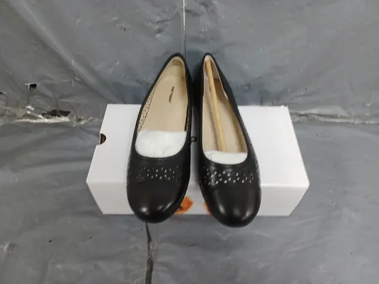 BOXED PAIR OF WOMENS HUSH PUPPIES LEAH BALLERINA SHOES IN BLACK SIZE 6