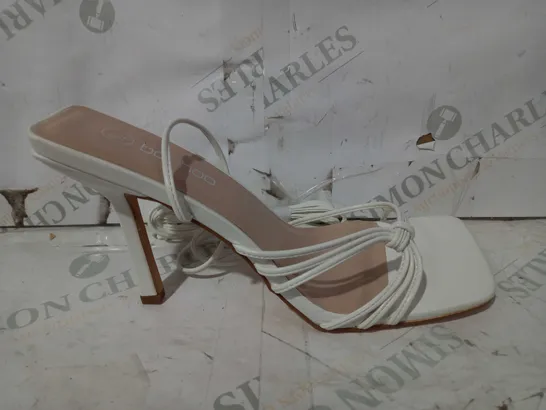 BOXED PAIR OF BOOHOO SQUARE TOE HEELED SANDALS IN WHITE UK SIZE 8