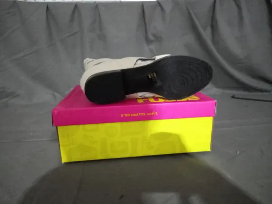 APPROXIMATELY 8 BOXED PAIR OF CHARLOTTE RUSSE SHOES TOSCA-124A IN VARIOUS SIZES TO INCLUDE SIZE 8 