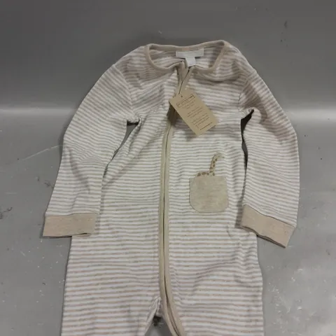 THE WHITE COMPANY ORGANIC COTTON GIRAFFE POCKET STRIPE SLEEPSUIT - 1-2YRS 