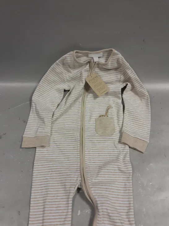 THE WHITE COMPANY ORGANIC COTTON GIRAFFE POCKET STRIPE SLEEPSUIT - 1-2YRS 