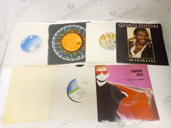 LOT OF APPROXIMATELY 20 VINYL SINGLES, TO INCLUDE SIMPLY RED, THE JACKSONS, BLONDIE, ETC