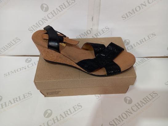 BOXED PAIR OF CLARKS SIZE 7.5 E