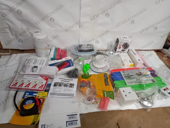 BOX OF ASSORTED HOUSEHOLD ITEMS TO INCLUDE MEASURING TAPE,HOZELOCK AND SEALING CLIPS