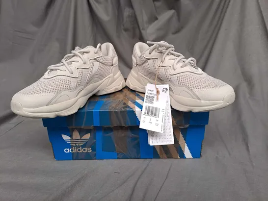 BOXED PAIR OF ADIDAS OZWEEGO TRAINERS IN VINTAGE WHITE SIZE 2