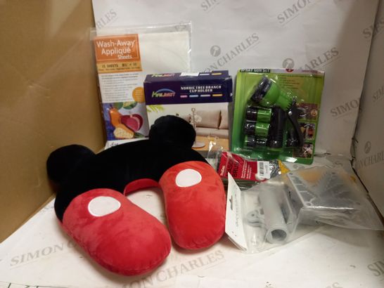 LOT OF APPROXIMATELY 15ASSORTED HOUSEHOLD ITEMS, TO INCLUDE MICKEY MOUSE NECK PILLOW, HOSE SET, MUG TREE, ETC