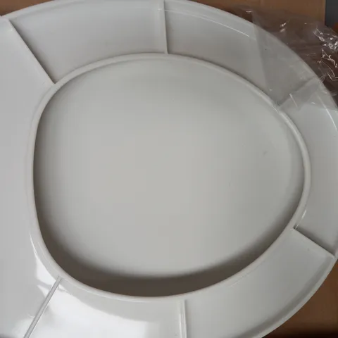 BOXED UNBRANDED TOILET SEAT IN WHITE