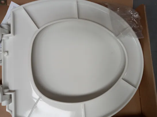 BOXED UNBRANDED TOILET SEAT IN WHITE