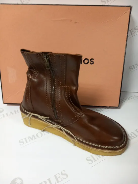 BOXED ACNE STUDIOS CHESTNUT BROWN FLAT ANKLE BOOTSNSIZE EU 38