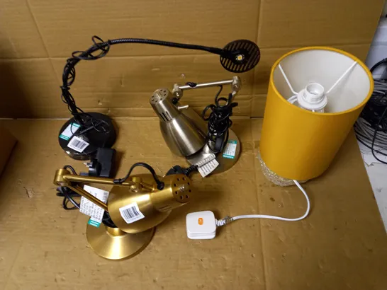 LOT OF 4 ASSORTED LAMPS TO INCLUDE BRASS AND NICKEL EFFECT DESK LAMPS, LED LAMP AND ORANGE TABLE LAMP