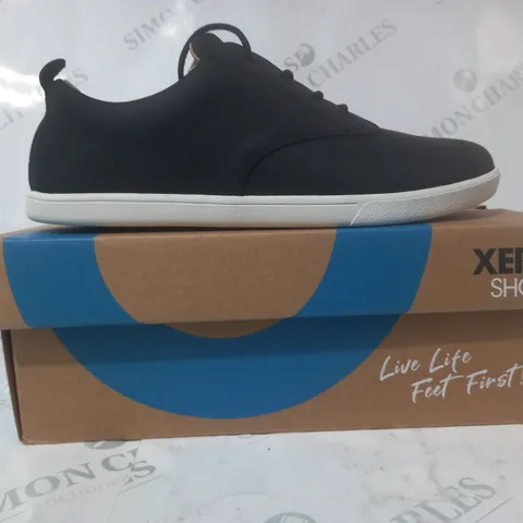BOXED PAIR OF XERO SHOES GLENN CASUAL OXFORD STYLE SHOES IN BLACK/WHITE UK SIZE 10