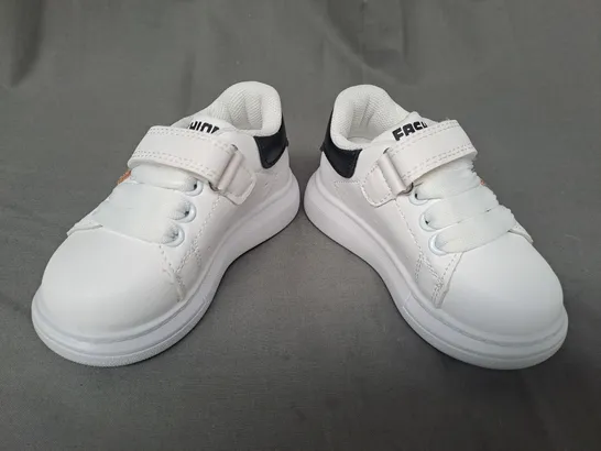 BOXED PAIR OF DESIGNER INFANT SHOES IN WHITE W. TEDDY DETAIL EU SIZE 21