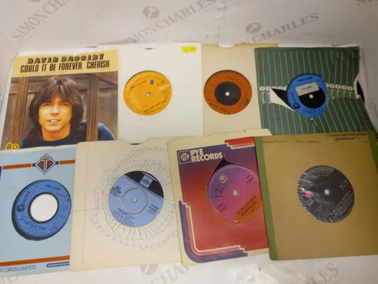 LOT OF APPROXIMATELY 20 VINYL SINGLES, TO INCLUDE SIMPLY RED, THE JACKSONS, BLONDIE, ETC