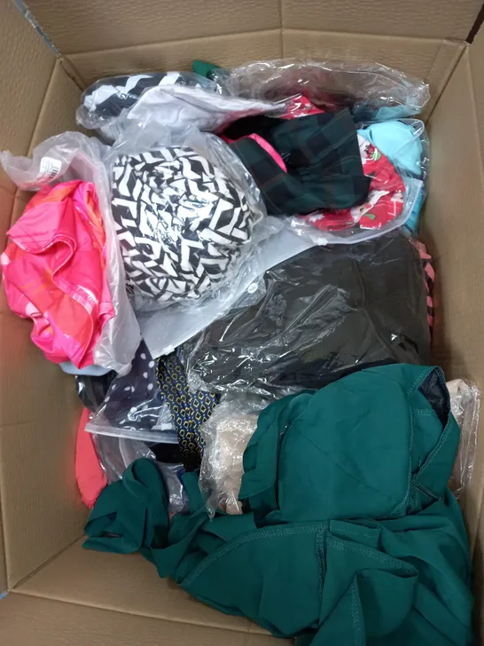 BOX OF APPROXIMATELY 22 ASSORTED CLOTHING ITEMS TO INCUDE - HAT , JUMPER , TROUSERS ETC