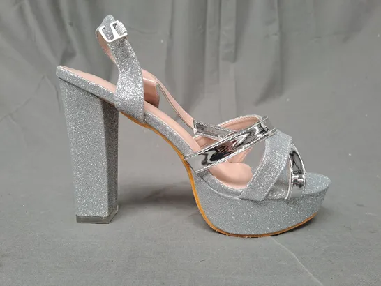 BOXED PAIR OF DESIGNER OPEN TOE HIGH BLOCK HEEL SANDALS IN METALLIC SILVER W. GLITTER EFFECT EU SIZE 39