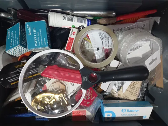 LOT OF APPROXIMATELY 10 ASSORTED HOUSEHOLD ITEMS TO INCLUDE CASIO CALCULATOR, FIRE DOOR SASH LOCK, COTMAN WATERCOLOUR, ETC