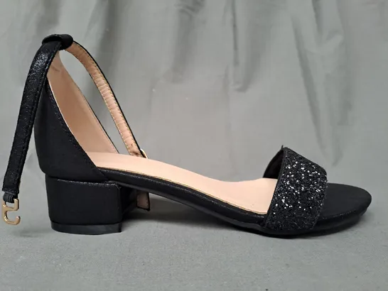 BOXED PAIR OF DESIGNER LOW HEEL OPEN-TOE SANDALS IN BLACK W. GLITTER EFFECT EU SIZE 33