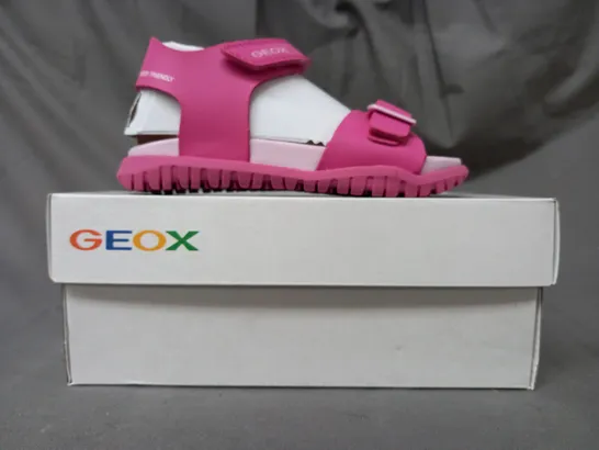 BOXED PAIR OF GEOX KIDS OPEN TOE SANDALS IN PINK UK SIZE 9