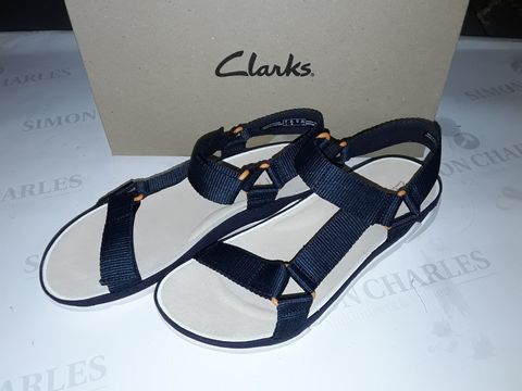 BOXED PAIR OF CLARK'S TRI SPOTTY SHOES IN NAVY TEXTILE - UK 7