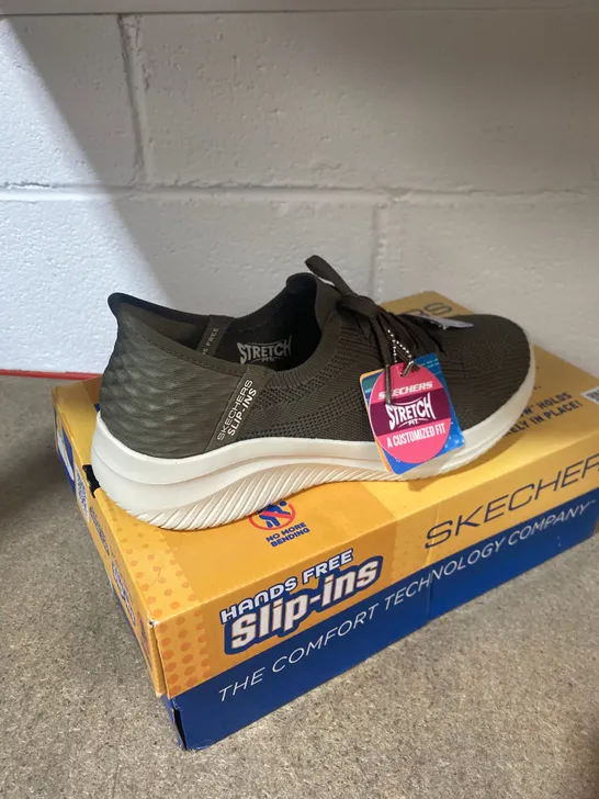 BOXED PAIR OF SKECHERS AIR-COOLED MEMORY FOAM TRAINERS SIZE 4