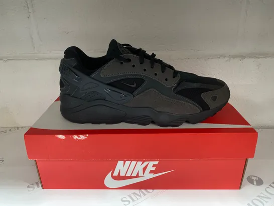 BOXED PAIR OF NIKE AIR HUARACHE RUNNER BLACK TRAINERS SIZE 7