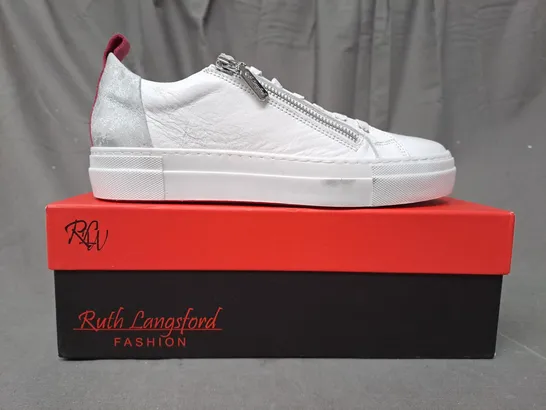 BOXED PAIR OF RUTH LANGSFORD ZIP DETAIL TRAINERS IN WHITE/PINK SIZE 6