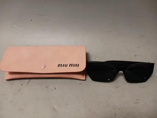 MIU MIU SMU09W SUNGLASSES IN BLACK