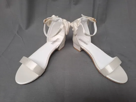 BOXED PAIR OF ANGEL'S FACE OPEN TOE BRIDAL SANDALS IN IVORY EU SIZE 35