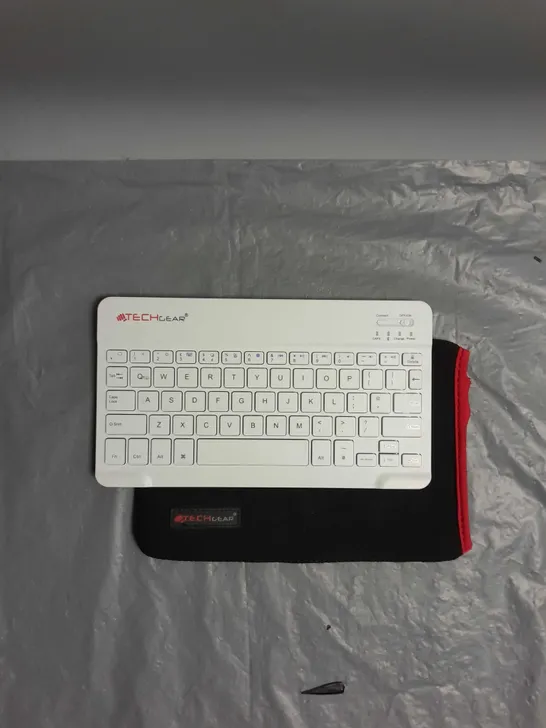 TECHGEAR ACTIVE STRIKE SLIM LINE BLUETOOTH KEYBOARD IN WHITE WITH SLEEVE