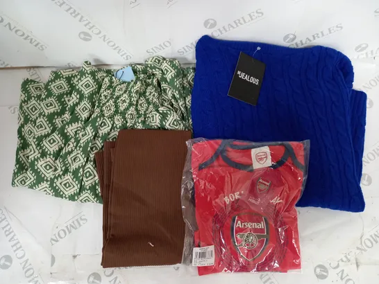 APPROXIMATELY 20 ASSORTED CLOTHING ITEMS TO INCLUDE ARSENAL FOOTBALL CLUB BABY PYJAMAS, BLUE VANILLA LONG SKIRT SIZE M