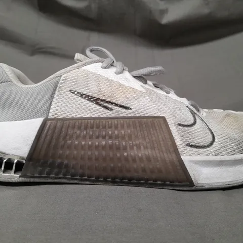 PAIR OF NIKE METCON 9 SHOES IN GREY/WHITE UK SIZE 7