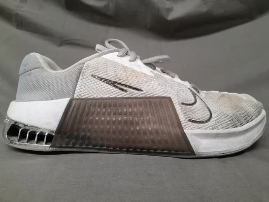 PAIR OF NIKE METCON 9 SHOES IN GREY/WHITE UK SIZE 7