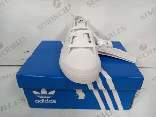 BOXED PAIR OF ADIDAS NIZZA LO CL KIDS SHOES IN WHITE UK SIZE 12