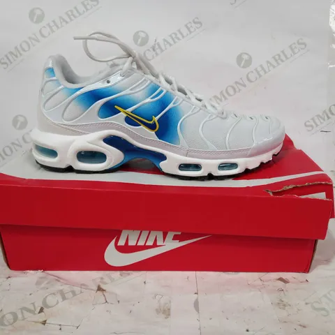 BOXED PAIR OF NIKE AIR MAX PLUS TRAINERS IN WHITE/BLUE/YELLOW UK SIZE 7