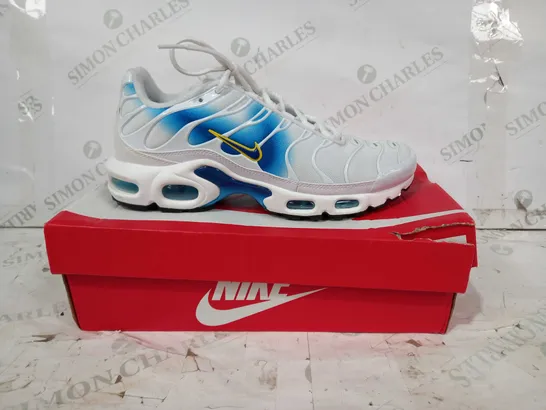 BOXED PAIR OF NIKE AIR MAX PLUS TRAINERS IN WHITE/BLUE/YELLOW UK SIZE 7