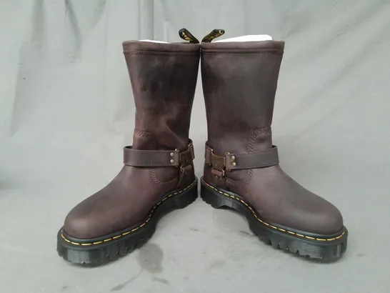 BOXED PAIR OF DR MARTENS ANISTONE HI ANKLE BOOTS IN DARK BROWN UK SIZE 6.5