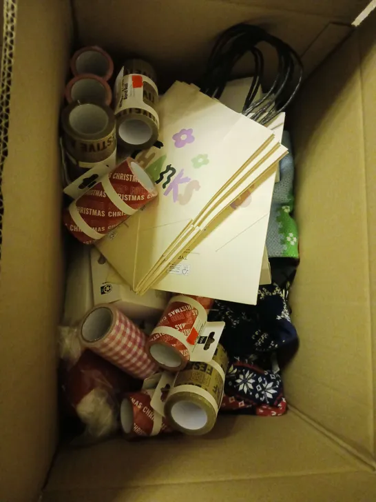 MEDIUM BOX OF APPROXIMATELY 20 ASSORTED HOUSEHOLD ITEMS TO INCLUDE GIFT BAGS, CARDS AND ORNAMENTS