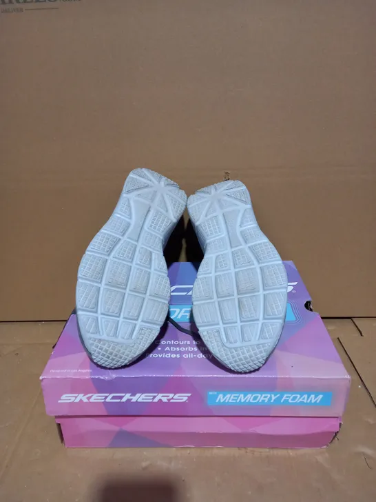 BOXED PAIR OF SKECHERS FASHION FIT LACE UP TRAINER CHARCOAL - SIZE 4.5