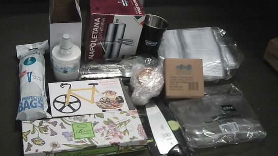 LOT OF 14 ASSORTED COOKWARE ITEMS TO INCLUDE PORTMERION CAKE SLICER, BICYCLE PIZZA CUTTER AND DISPOSABLE CUTLERY