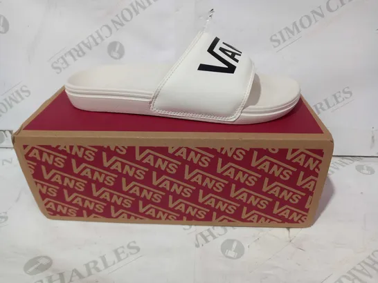 BOXED PAIR OF VANS OFF THE WALL SLIDERS IN CREAM UK SIZE 5.5