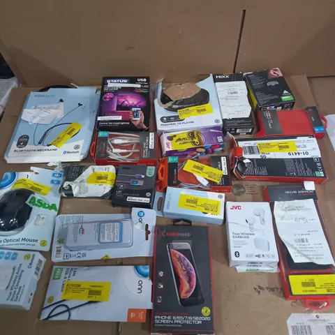 LOT OF APPROX 20 ASSORTED TECH ITEMS TO INCLUDE HEADPHONES, PHONE BATTERIES, CHARGING CABLES ETC