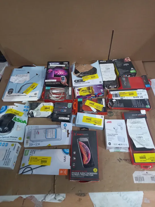 LOT OF APPROX 20 ASSORTED TECH ITEMS TO INCLUDE HEADPHONES, PHONE BATTERIES, CHARGING CABLES ETC