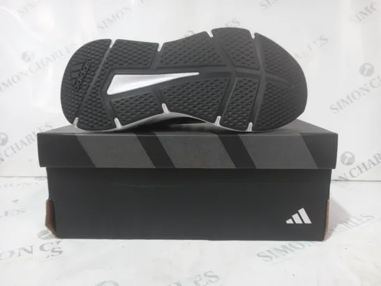 BOXED PAIR OF ADIDAS GALAXY 6 SHOES IN BLACK/WHITE UK SIZE 6