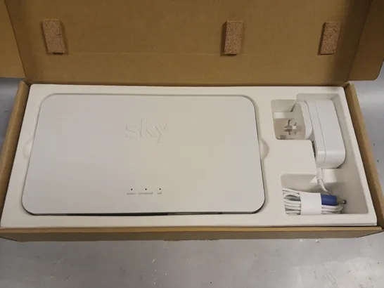 BOXED SKY BROADBAND BOOSTER WHITE WITH ACCESSORIES