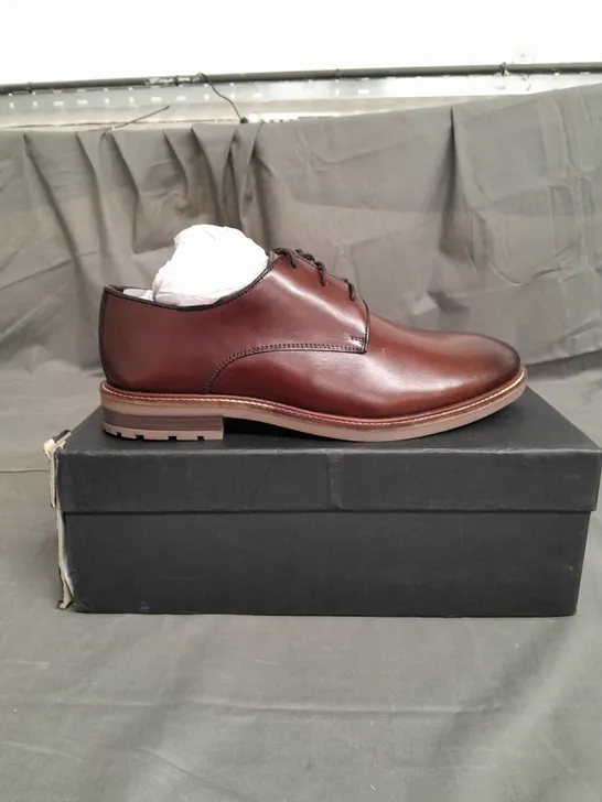 BOXED PAIR OF JOHN WHITE ROUGES SHOES SIZE 9