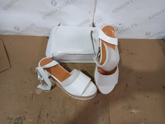 BOXED PAIR OF DESIGNER WHITE WEDGE SANDALS SIZE 39