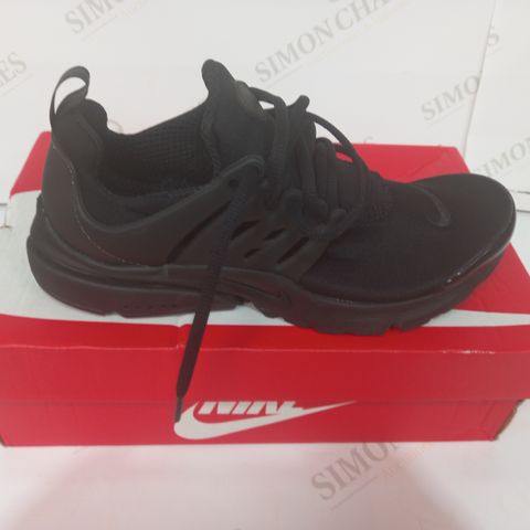 BOXED PAIR OF DESIGNER SHOES IN THE STYLE OF NIKE IN BLACK UK SIZE 6