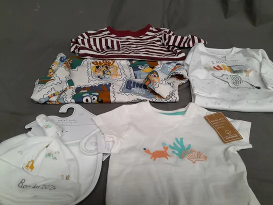 APPROXIMATELY 15 ASSORTED 0-5 YEARS CHILDRENS CLOTHING ITEMS TO INCLUDE - T-SHIRT , ONESIE , BIB ETC