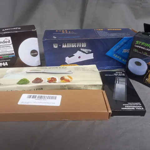 BOX OF APPROXIMATELY 10 HOUSEHOLD ITEMS TO INCLUDE - ELECTIC KNIFE GRINDER - DIGITAL SPOON SCALE - STRING LIGHTS ETC 